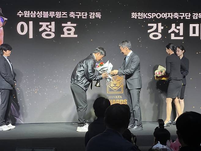 이정효 감독에게 시상하는 정몽규 대한축구협회 회장 [촬영=안홍석]