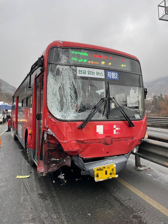 대구 시내버스 눈길 사고 [대구소방안전본부 제공. 재판매 및 DB금지]