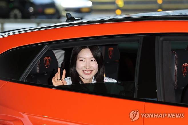'람보르길리' 김길리, 스포츠카 타고 집으로 (영종도=연합뉴스) 서대연 기자 = 2026 밀라노-코르티나담페초 동계올림픽 쇼트트랙 2관왕 김길리가 24일 인천국제공항 제2여객터미널을 통해 귀국 뒤 스포츠카를 타고 공항을 출발하고 있다.
김길리는 이번 대회에서 지칠 줄 모르는 체력과 폭발적인 가속력을 뽐내며 스포츠카 이름에 빗대어 '람보르길리'라는 별명을 얻은 바 있다. 2026.2.24 dwise@yna.co.kr