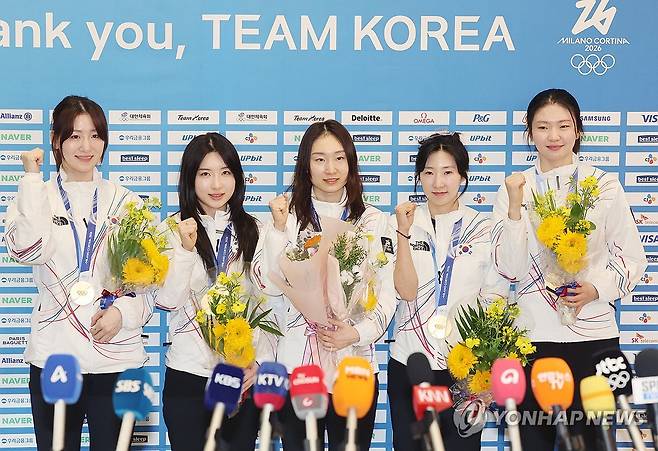 3,000m 계주 금메달, 쇼트트랙 여자대표팀 금의환향 (영종도=연합뉴스) 임화영 기자 = 2026 밀라노-코르티나담페초 동계올림픽 쇼트트랙 여자 3,000m 계주 금메달리스트인 노도희(왼쪽부터), 김길리, 최민정, 이소연, 심석희가 24일 인천국제공항 제2여객터미널에서 귀국 뒤 인터뷰를 하며 포즈를 취하고 있다. 2026.2.24 hwayoung7@yna.co.kr