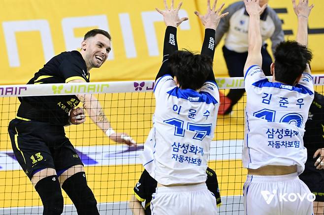 공격하는 KB손해보험의 비예나(맨 왼쪽) [한국배구연맹 제공. 재판매 및 DB 금지]