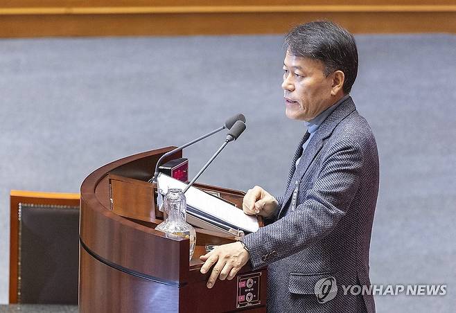 3차 상법개정안 무제한 토론 시작하는 국민의힘 윤한홍 의원 (서울=연합뉴스) 황광모 기자 = 국민의힘 윤한홍 의원이 24일 국회에서 열린 2월 임시국회 8차 본회의에 3차 상법개정안이 상정된 뒤 이 법안에 대한 필리버스터(무제한 토론)을 시작하고 있다. 2026.2.24 hkmpooh@yna.co.kr