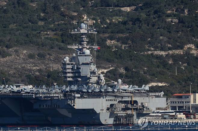 지중해 진입해 24일(현지시간) 그리스 크레타섬 정박 중인 미국 해군의 제럴드 R. 포드 항공모함 [로이터 연합뉴스. 재판매 및 DB 금지]