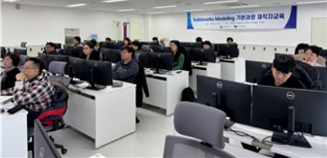 ▲ 경기산학융합원이 운영하는 제조혁신 시물레이션 교육장면/사진제공=경기산학융합원 제공