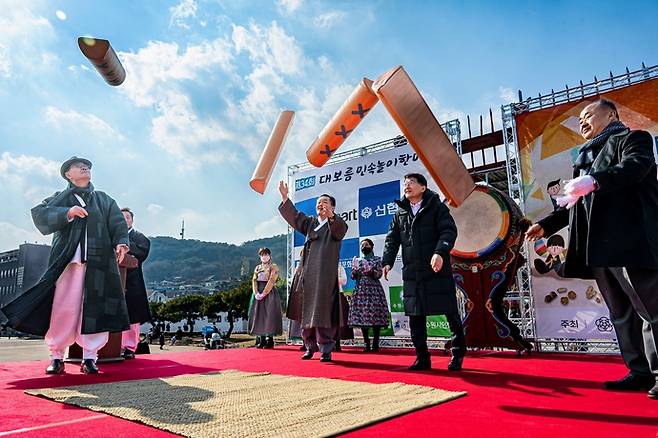 지난해 화성행궁 일원에서 수원문화원이 개최한 '수원특례시 대보름 민속놀이 한마당'에서 내빈들이 윷놀이를 즐기고 있다. 사진=수원문화원