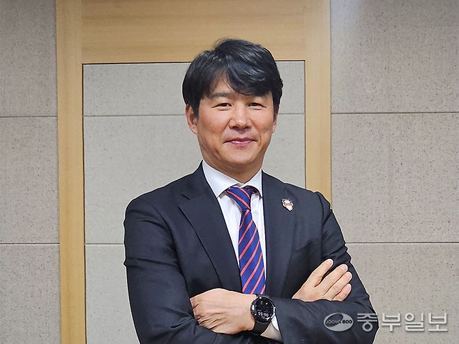 24일 수원시청에서 열린 2026 시즌 수원FC 출정식에 앞서 박건하 수원FC 감독이 출입기자단과의 인터뷰를 마친 뒤 기념사진을 찍고 있다. 이건우기자