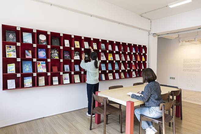 경기상상캠퍼스 내 생활 문화 거점 공간 '생생1990'의 '책마루 백 권 도서관' 전경.