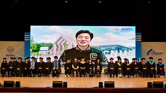 충남대학교 2025학년도 전기 학위수여식에서 'AI 김정겸' 총장이 깜짝 등장해 졸업생들에게 응원의 메시지를 전했다. (사진=충남대 제공)