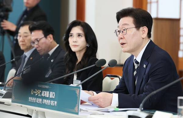 이재명 대통령이 25일 청와대에서 열린 확대국가관광전략회의에서 발언하고 있다. 이 대통령 옆으로 이부진 한국방문의해위원장, 김민석 국무총리, 김윤덕 국토교통부 장관. 연합뉴스