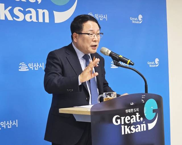 정헌율 익산시장이 25일 익산시청에서 진행된 긴급 브리핑에서 익산로컬푸드직매장 어양점 운영 중단 사태와 관련해 “익산시의회가 불법에 동조하고 옹호한 것이나 다름없다”면서 날선 비판을 쏟아내고 있다./사진=송승욱 기자