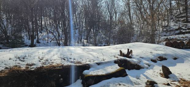 축대만 남아 있는 적조암 터.