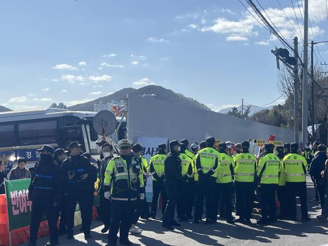 25일 오후 센텀2지구 도시첨단산업단지 착공식 행사장 입구 도로에서 반여동 반여우회도로 폐도 반대 추진위원회가 집회를 열었다. 양보원 기자