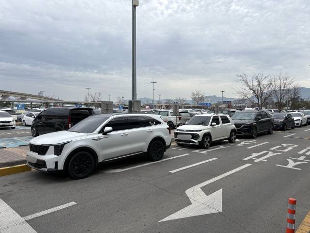 24일 오전 김해국제공항 주차장이 이용객 차량으로 가득 차 있다. 일부 차량은 주차면을 찾지 못해 주차장 통로에 주차되어 있다.