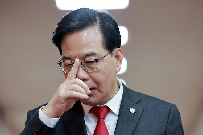 국민의힘 송언석 원내대표가 23일 본회의 일정과 관련해 우원식 국회의장과 면담한 뒤 국회의장실에서 나와 취재진 질문에 답하고 있다. 연합뉴스