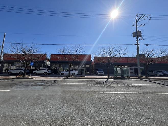 포항 남구 오천에 있는 1천700여세대의 대규모 아파트 인근에 있는 상가 모습. 주민들에 따르면 이 상가들은 1년째 공실로 비워져 있다. 김기태 기자