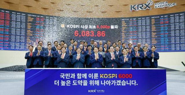 코스피 지수가 종가 기준 6000포인트를 넘긴 25일 오후 서울 여의도 한국거래소 홍보관에서 이찬진 금융감독원장(앞줄 왼쪽부터), 이억원 금융위원장, 정은보 한국거래소 이사장 등 증권업계 기관장 및 관계자들이 코스피 6000 돌파를 축하하는 세리모니를 하고 있다. 2026.02.25[사진=유대길 기자 dbeorlf123@ajunews.com]