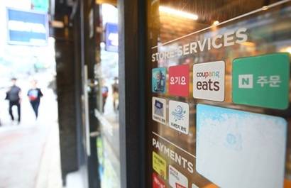 ​정부는 진흥법의 필요성에는 공감하면서도 법령 간 중복성을 검토 중인 상황이다.&nbsp;서울 강서구의 한 커피점에 부착된 배달앱 스티커. 사진=임준선 기자