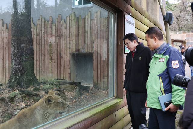 박형준 시장이 초읍 어린이대공원을 현장점검하고 있다.(사진=부산시 제공)