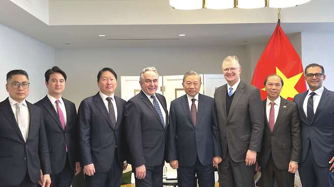 최태원 SK그룹 회장(왼쪽에서 세 번째)이 지난 20일(현지시간)&nbsp;또 럼 베트남 공산당 서기장(오른쪽에서 네 번째)과 회동했다. (사진=아시아그룹 링크드인)