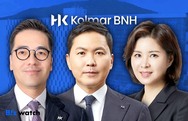 오른쪽부터 이승화 콜마비앤에이치 대표, 윤상현 콜마홀딩스 부회장, 윤여원 콜마비앤에이치 대표. / 그래픽=비즈워치