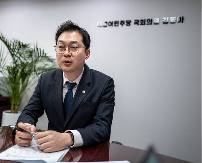 김동아 더불어민주당 의원이 이데일리와 인터뷰를 진행하고 있다. (사진=김정유 기자)