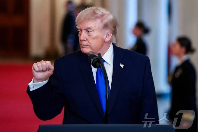 도널드 트럼프 미국 대통령이 23일(현지시간) 백악관에서 열린 '엔젤 패밀리(불법 체류자의 범죄로 가족을 잃은 유가족)' 추모 행사에 참석했다. 2026.02.23 ⓒ 로이터=뉴스1