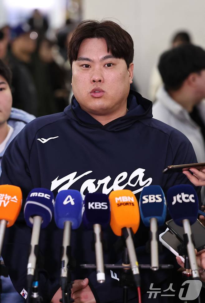 야구 국가대표팀 류현진이 9일 오전 인천국제공항 제1여객터미널에서 월드베이스볼클래식(WBC) 대비 1차 전지훈련을 위해 사이판으로 출국하기 전 취재진의 질문에 답하고 있다. 2026.1.9 ⓒ 뉴스1 구윤성 기자