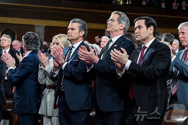 (왼쪽부터) 팸 본디 미국 법무장관, 피트 헤그세스 국방장관, 스콧 베선트 재무장관, 마코 루비오 국무장관이 24일(현지시간) 워싱턴 DC 미국 국회의사당 하원 회의장에서 도널드 트럼프 미국 대통령의 2기 첫 국정연설에 참석해 박수 치고 있다. 2026.02.24. ⓒ AFP=뉴스1