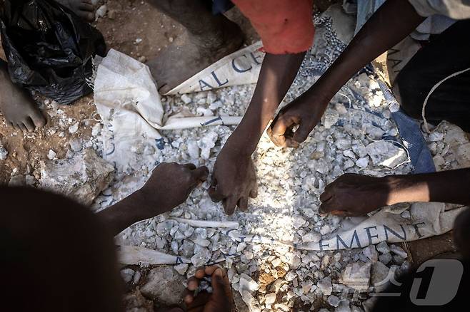 리튬이 함유된 돌을 옮기고 있는 아프리카 나이지리아 어린이들. 2025.01.23.<자료사진>ⓒ AFP=뉴스1