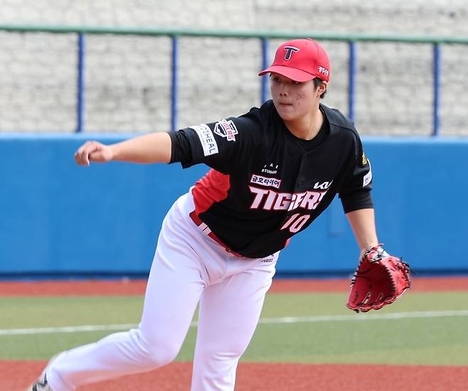 KIA 김태형이 24일 일본 오키나와 가데나 구장에서 열린 2026 WBC 대표팀과 평가전에 선발 등판해 역투하고 있다. 사진 | KIA 타이거즈