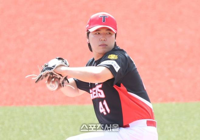 KIA 황동하가 24일 일본 오키나와 가데나 구장에서 열린 2026 WBC 대표팀과 평가전에 선발 등판해 힘차게 공을 던지고 있다. 사진 | KIA 타이거즈