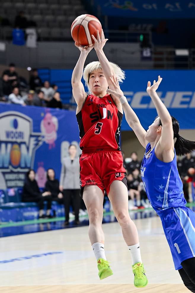 안혜지가 슛을 시도 하고 있다. 사진 | WKBL