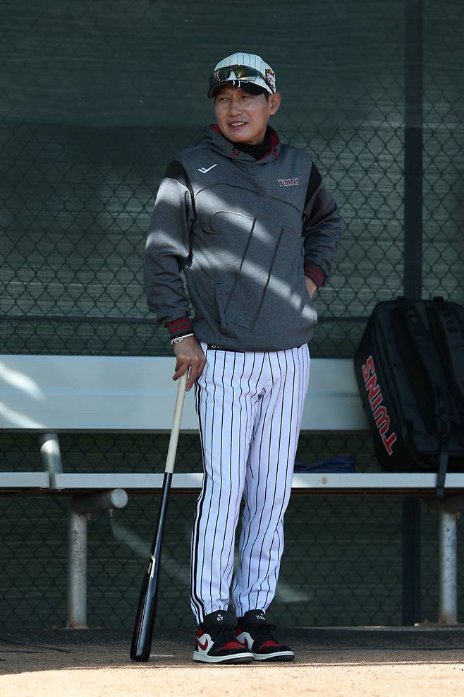 LG 염경엽 감독이 미국 애리조나 스프링캠프에서 선수들 훈련을 지켜보고 있다. 사진 | LG 트윈스