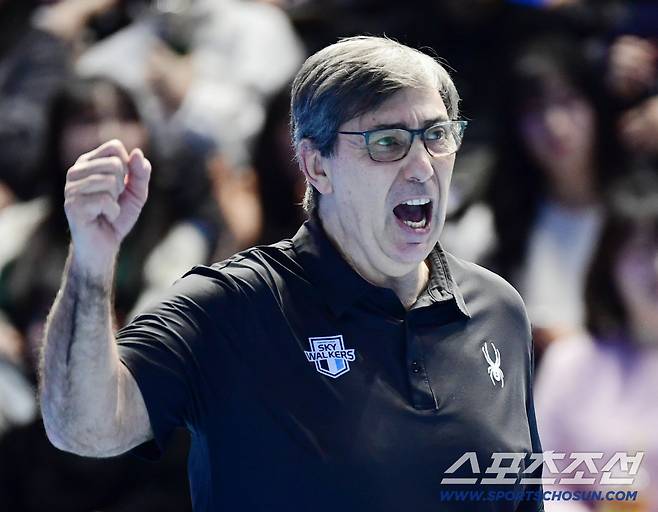 4일 인천 계양체육관에서 열린 V리그 남자부 대한항공과 현대캐피탈의 경기. 득점이 나오자 주먹을 쥐어보이는 현대캐피탈 블랑 감독. 인천=송정헌 기자songs@sportschosun.com/2026.01.4/