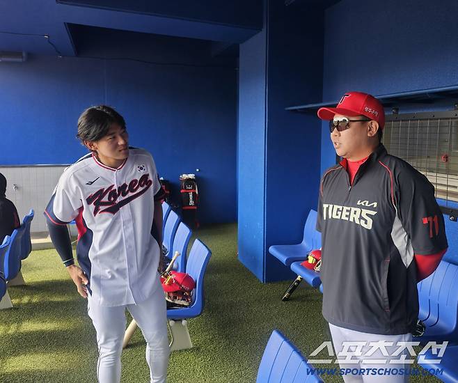 이범호 KIA 감독(오른쪽)을 찾아온 김도영. 오키나와(일본)=이종서 기자