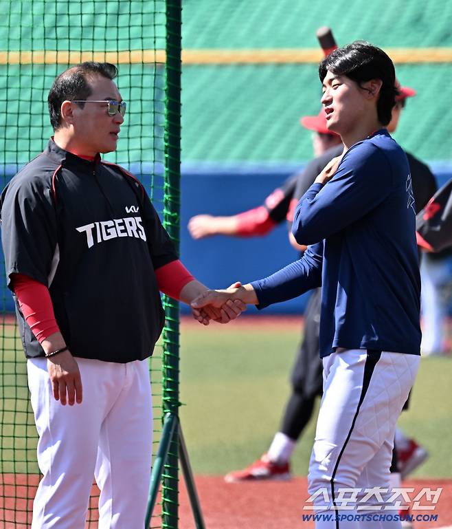 24일 일본 오키나와 가데나 구장에서 열린 야구 대표팀과 KIA 타이거즈의 평가전. 장세홍 트레이닝 코치가 김도영과 인사를 나누고 있다. 오키나와(일본)=박재만 기자 pjm@sportschosun.com