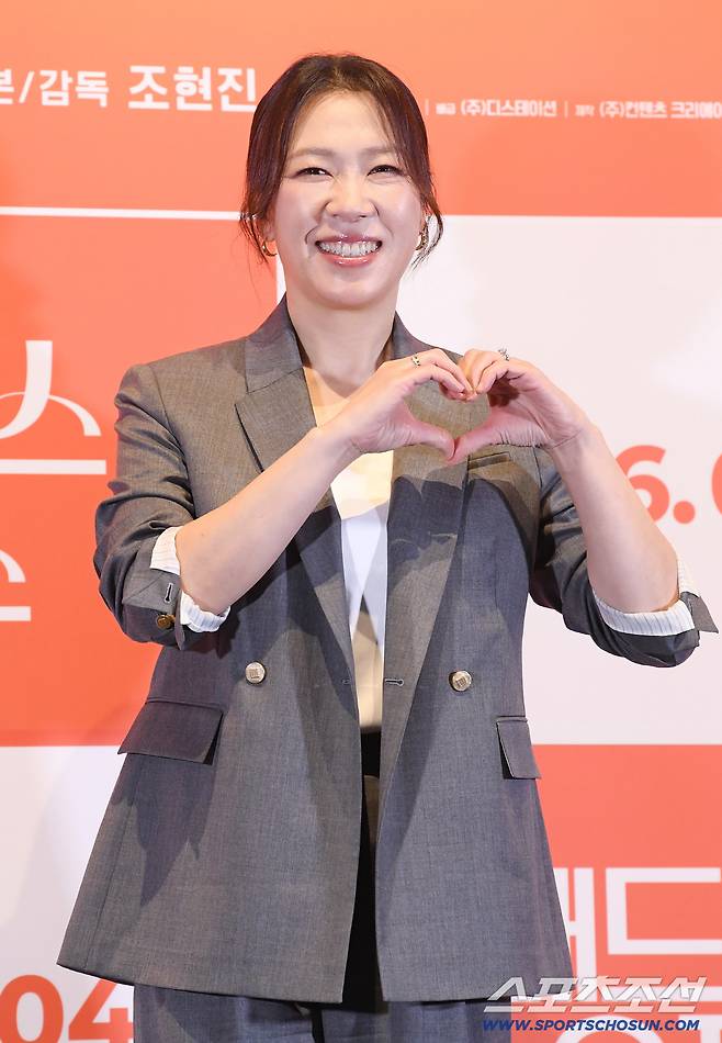 영화 '매드댄스오피스' 언론 시사회 및 기자간담회가 24일 오후 서울 용산구 CGV아이파크몰에서 열렸다. 염혜란이 포즈 취하고 있다. 정재근 기자 cjg@sportschosun.com/2026.2.24/