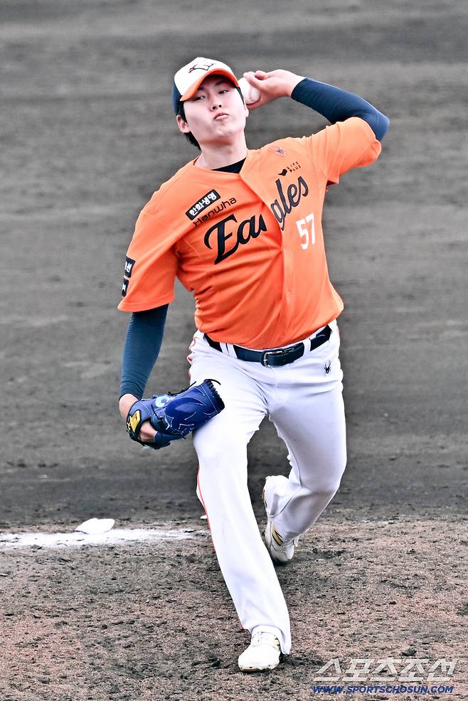 22일 일본 오키나와 니시자키 야구장에서 열린 한화 이글스와 지바 롯데의 연습경기. 한화 조동욱이 역투하고 있다. 오키나와(일본)=박재만 기자 pjm@sportschosun.com/2026.02.22/