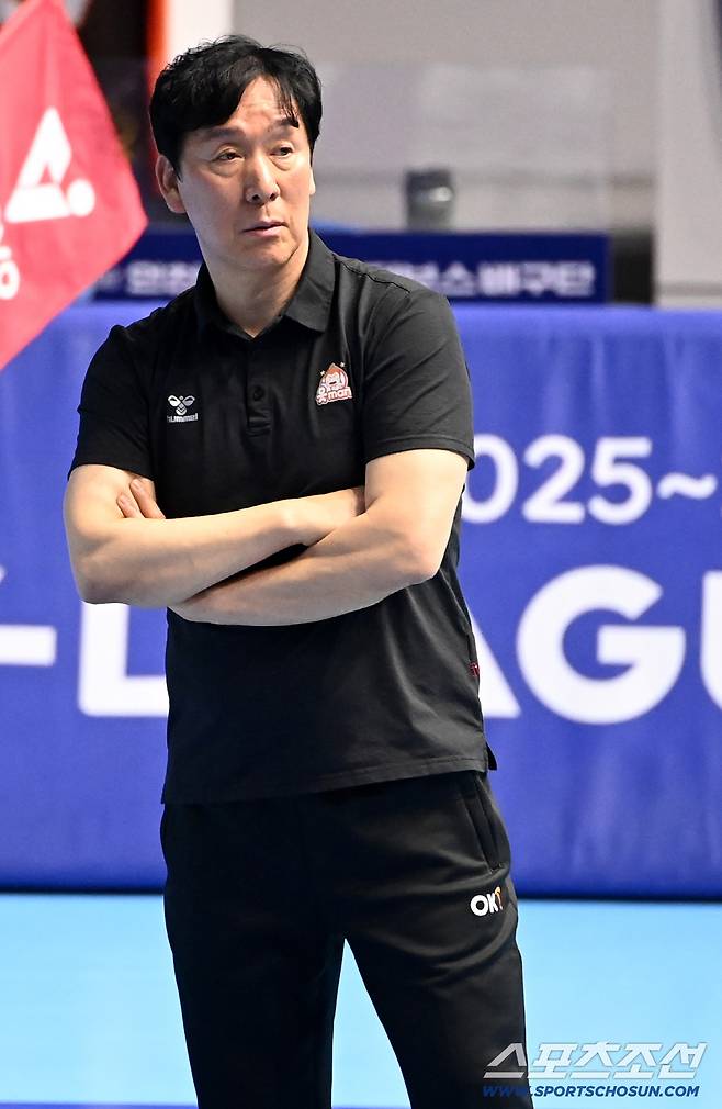 8일 인천계양체육관에서 열린 V리그 남자부 대한항공과 OK저축은행의 경기, OK저축은행 신영철 감독이 경기를 지켜보고 있다. 인천=허상욱 기자wook@sportschosun.com/2026.02.18/