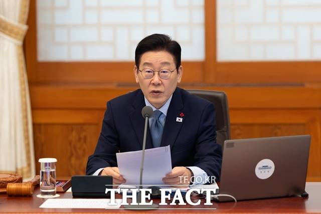 이재명 대통령은 24일 청와대에서 열린 국무회의에서 촉법소년 연령 하향을 두고 "두 달 사이에 관련 부처에서 논쟁점도 정리하고, 국민들 의견도 수렴한 다음에 결론을 내자"라고 주문했다./청와대