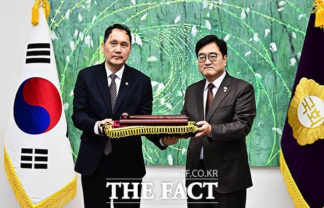 우원식 국회의장(오른쪽)이 25일 오전 서울 여의도 국회에서 열린 ‘국회기록원 제1호 기록물 기증식’에 참석해 본회의장에서 사용하던 의사봉과 의사봉판을 기증하고 있다. /국회=배정한 기자