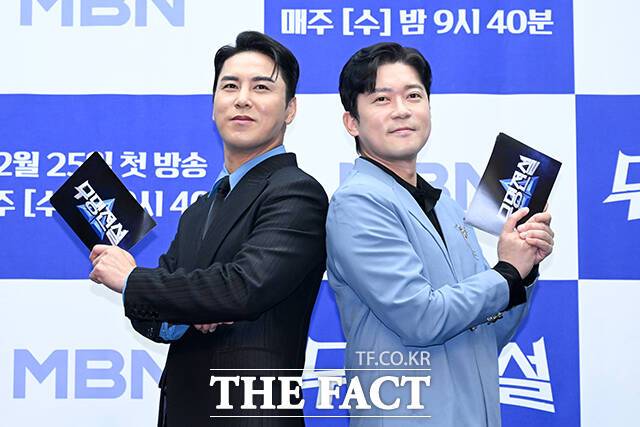 가수 장민호(왼쪽)와 방송인 김대호가 25일 오전 서울 마포구 상암 스탠포드호텔 코리아에서 열린 MBN 오디션 프로그램 ‘무명전설-트롯 사내들의 서열전쟁’ 제작발표회에 참석해 포즈를 취하고 있다. /서예원 기자