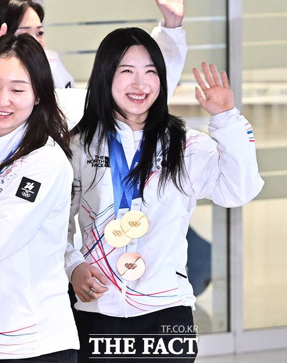 2026 밀라노·코르티나담페초 동계올림픽 일정을 마친 쇼트트랙 김길리가 24일 오후 인천국제공항을 통해 귀국하고 있다. /인천국제공항=박헌우 기자