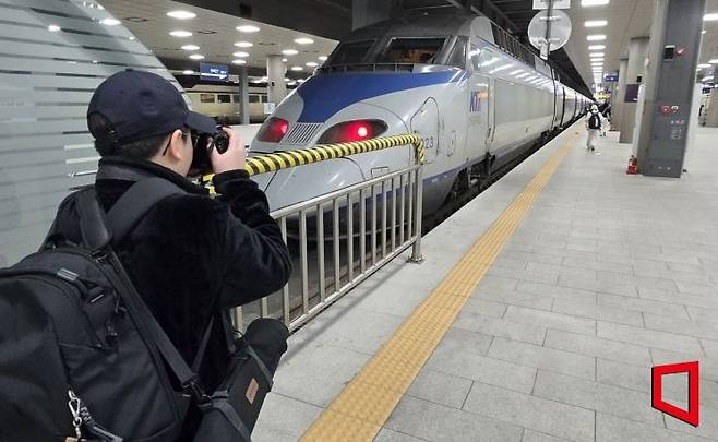 25일 서울 강남구 수서역 승강장에서 김태민(15)군이 카메라로 KTX 열차를 촬영하고 있다. 국내 양대 고속철도인 KTX와 SRT 통합을 앞두고 이날부터 SRT 전용이었던 수서역에 KTX가 처음 진입하는 시범 교차운행이 시작됐다. 최서윤 기자