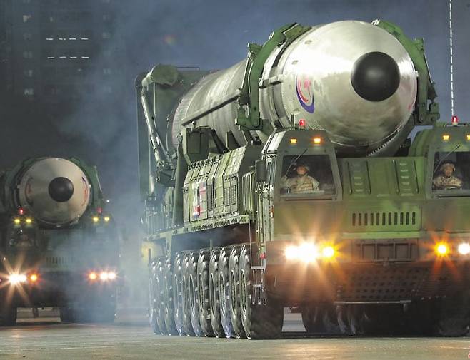 북한이 평양 김일성광장에서 열린 ‘항일빨치산 결성 90주년 열병식’에서 대륙간탄도미사일(ICBM) 인화성-17형을 공개했다. ‘괴물 ICBM’으로 불리는 화성-17형은 최대 사거리 1만 5000㎞의 다탄두 미사일로 미국 전역을 동시 타격할 수 있는 것으로 분석된다. 김정은은 이날“우리 핵무력의 기본 사명은 전쟁을 억제함에 있지만 이 땅에서 우리가 결코 바라지 않는 상황이 조성되는 경우에까지 전쟁 방지라는 하나의 사명에만 속박되어 있을 수는 없다”고 말해 핵무기를 이용한 선제 공격 가능성을 언급했다. /조선중앙통신 연합뉴스