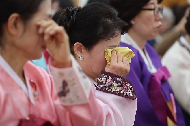 23일 서울 마포구 신촌감리교회에서 열린 일성여자중학교 졸업장 수여식에서 졸업생이 전별사를 들으며 눈물을 흘리고 있다./연합뉴스
