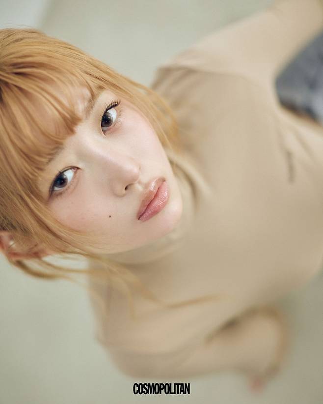 아련한 핑크 브라운 컬러가 레이의 눈동자에 부드러운 온기를 남긴다. 빛을 머금은 듯 촉촉하게 빛나는 눈. 차분한 온도가 머무는 장면. 마틀 피치 1박스 10개입 2만원 rom’u.