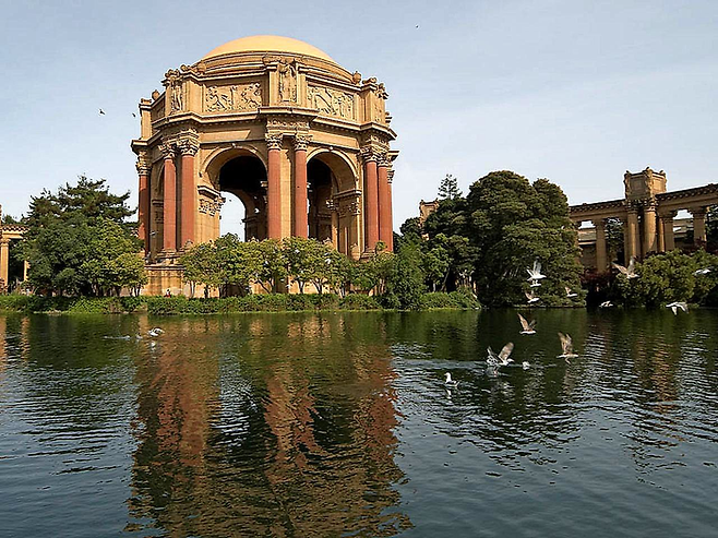 팰리스 오브 파인 아츠ⓒ 데니스 자비스 / 위키미디어 공용(CC BY-SA 2.0)