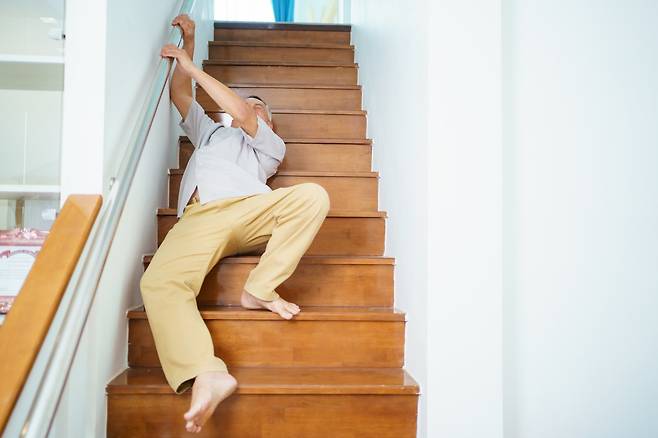 노년층 낙상 사고는 골다공증과 근력 저하로 인한 대표적 부상 원인으로 꼽힌다. 자료사진 게티이미지뱅크