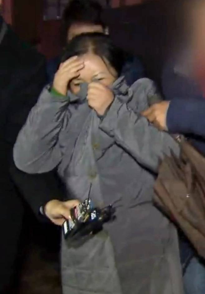 [서울=뉴시스] '비선 실세' 최순실의 언니 최순득이 26일 오후 서울 서초구 서울중앙지검에서 참고인 신분으로 조사를 받고 귀가하고 있다. 2016.11.26. (사진=KBS 캡쳐) photo@newsis.com /사진=뉴시스